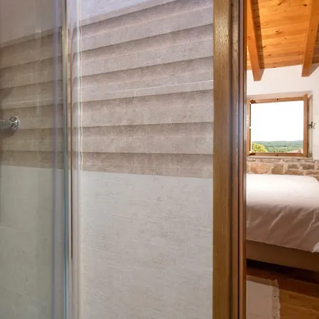 Honey House * Roial