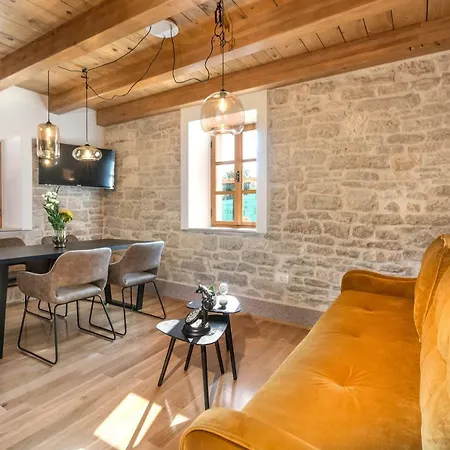 Honey House Villa Roial