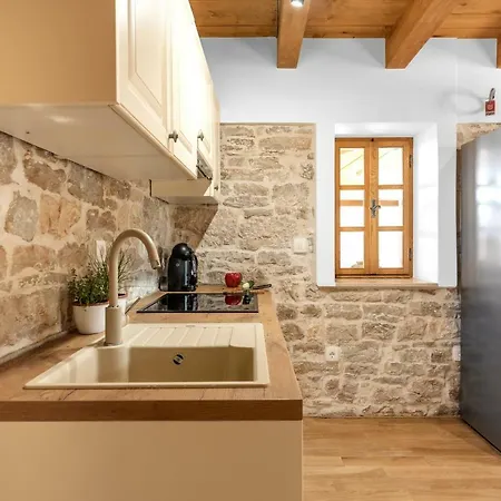 Honey House Vila Jural