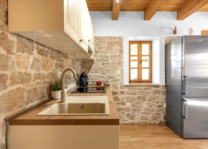 Honey House Vila Jural